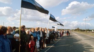 Ein Teil der mehr als 600 Kilometer langen Menschenkette, hier in Estland, durch die drei baltischen Republiken Lettland, Litauen und Estland, aufgenommen am 23.08.1989. (Bild: dpa)