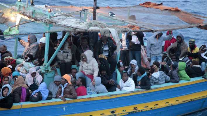 Flüchtlinge in einem Boot vor Lampedusa (Bild: imago) Flüchtlinge in einem Boot vor Lampedusa (Bild: imago)