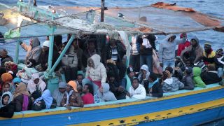 Flüchtlinge in einem Boot vor Lampedusa (Bild: imago)