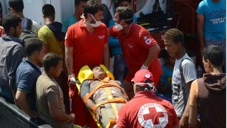 Flüchtlinge aus Ägypten und Syrien werden von Mitarbeitern des Italienischen Roten Kreuzes betreut (Bild: DPA)