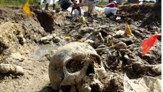 Exhumierung von Leichen des Massakers von Srebrenica, das Serbiens Ex-Armeechef Ratko Mladic zur Last gelegt wird (Bild: DPA) Exhumierung von Leichen des Massakers von Srebrenica, das Serbiens Ex-Armeechef Ratko Mladic zur Last gelegt wird (Bild: DPA)