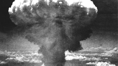 Bei der Explosion der Atombombe am 09.08.1945 steigt eine 18.000 Meter hohe pilzförmige Rauchwolke über der Stadt Nagasaki auf (dpa/ Archivfoto).
