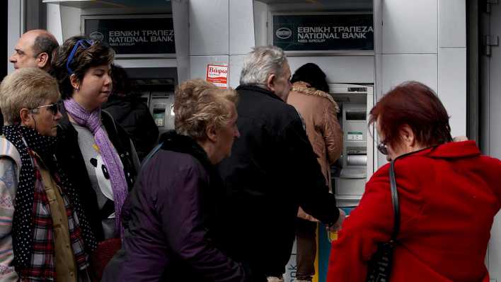 Wartende i einer Schlange vor einem Geldautomaten in Athen, 26. Februar 2015 - Foto: dpa Wartende i einer Schlange vor einem Geldautomaten in Athen, 26. Februar 2015 - Foto: dpa