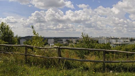 Wohnhäuser der Plattenbausiedlung Marzahn-Hellersdorf, fotografiert von den Ahrensfelder Bergen (BIld: imago/Hohlfeld)