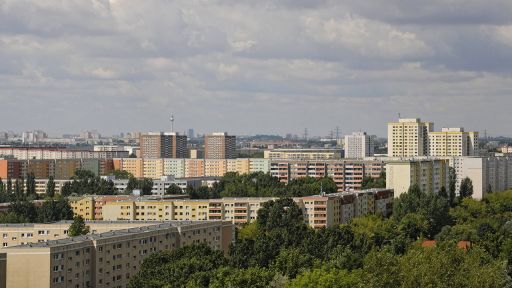 Wohnhäuser der Plattenbausiedlung Marzahn-Hellersdorf, fotografiert von den Ahrensfelder Bergen (Bild: imago: / Hohlfeld)