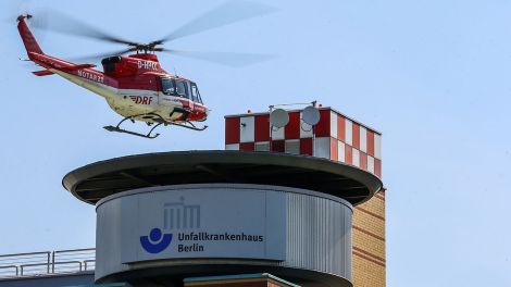 Ein Rettungshubschrauber landet am 16.05.2013 auf der Rettungsstelle im Unfallkrankenhaus Berlin-Marzahn. (Bild: dpa)