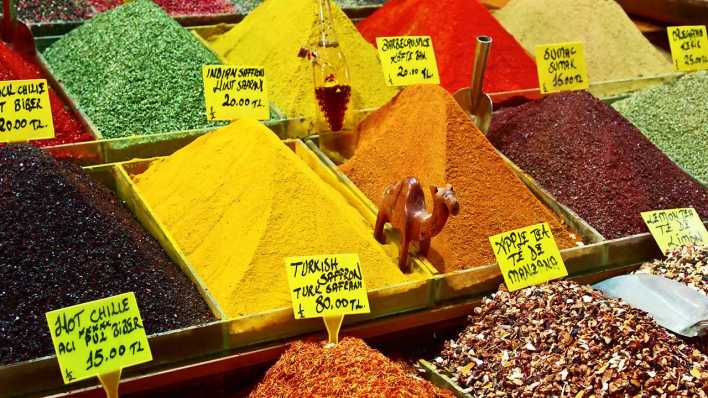 Orientalische Gewürze auf einem Bazar in der türkischen Hauptstadt Istanbul (Bild: colourbox.com)