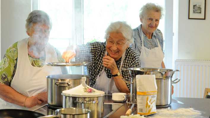 Drei Seniorinnen am Herd - Aufnahme aus dem Buch "Wir haben einfach gekocht" (Bild: Caro Hoene) Drei Seniorinnen am Herd - Aufnahme aus dem Buch "Wir haben einfach gekocht" (Bild: Caro Hoene)