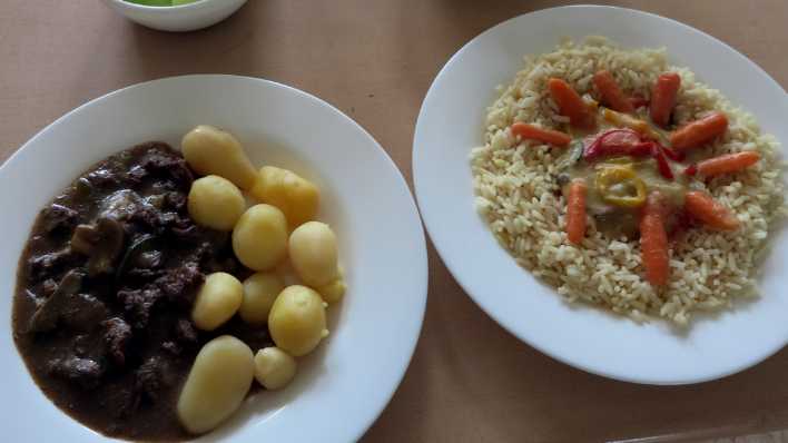 Die beiden Hauptgerichte nebeneinander: Rindergulasch mit Kartoffeln und Gemüsepfanne mit Reis (Bild: G. Heuser, rbb-Inforadio)