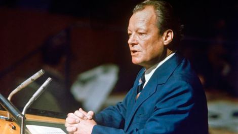 Willy Brandt hält 1973 eine Rede vor der UN-Vollversammlung (Bild: UN Photo/Nagata)