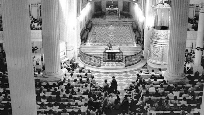 Teilnehmer an einem Friedensgebet haben sich in der Leipziger Nikolaikirche versammelt (Archivfoto vom November 1989). (Bild: dpa)