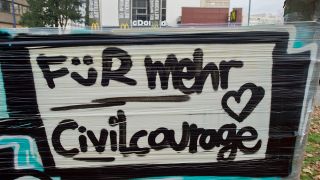 "Für mehr Zivilcourage" steht in Erinnerung an den Übergriff auf Tugce A. auf einem Banner vor einem Mc Donald's Restaurant in Offenbach (Bild: DPA)