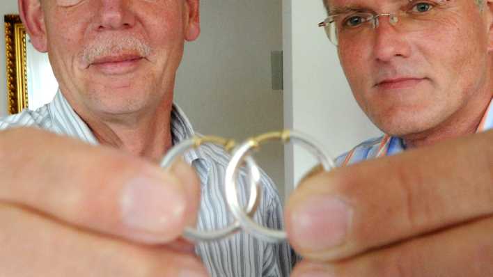Das homosexuelle Paar Heinz Haare (l) und Reinhard Lüschow posiert in ihrem Wohnzimmer in Hannover (Bild: dpa) Das homosexuelle Paar Heinz Haare (l) und Reinhard Lüschow posiert in ihrem Wohnzimmer in Hannover (Bild: dpa)