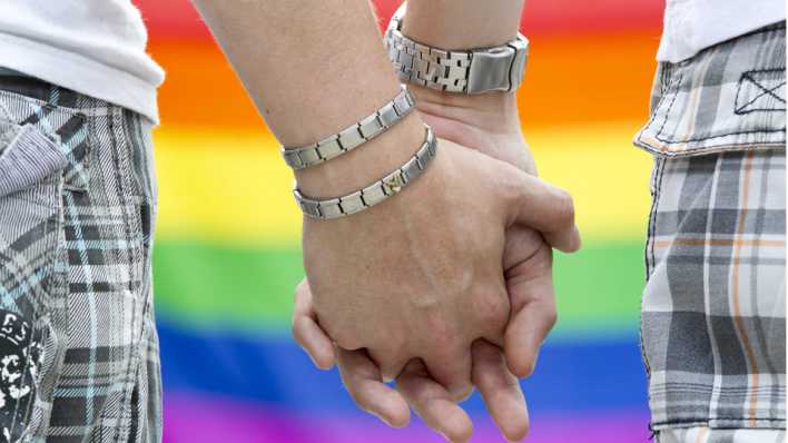 Zwei homosexuelle Männer gehen Hand in Hand (Bild: DPA) Zwei homosexuelle Männer gehen Hand in Hand (Bild: DPA)