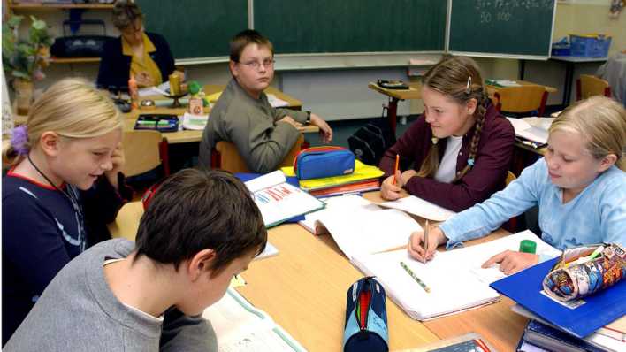 Schüler aus der vierten und fünften Klasse sitzen gemischt in einem Klassenraum (Bild: dpa) Schüler aus der vierten und fünften Klasse sitzen gemischt in einem Klassenraum (Bild: dpa)