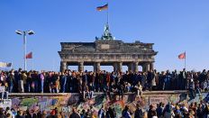 Mauerspaziergang am Tag nach dem Mauerfall (Bild: imago)