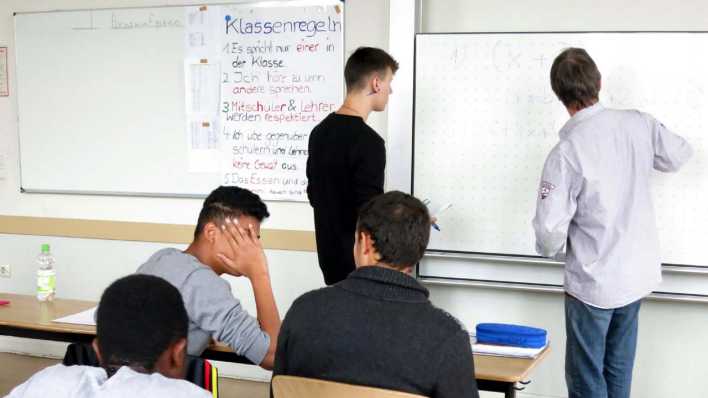 Matheunterricht in der Sekundarschule, Lehrer Bachmann und Schüler des Grundkurses Mathematik 10. Klasse (Bild: G. Heuser, rbb-Inforadio) Matheunterricht in der Sekundarschule, Lehrer Bachmann und Schüler des Grundkurses Mathematik 10. Klasse (Bild: G. Heuser, rbb-Inforadio)