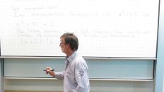 Mathelehrer Bachmann vor der Tafel (Bild: G. Heuser, rbb-Inforadio)