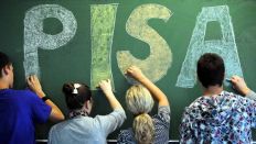 Schüler einer 9. Klasse malen das Wort "Pisa" an die Tafel (Bild: dpa) Schüler einer 9. Klasse malen das Wort "Pisa" an die Tafel (Bild: dpa)