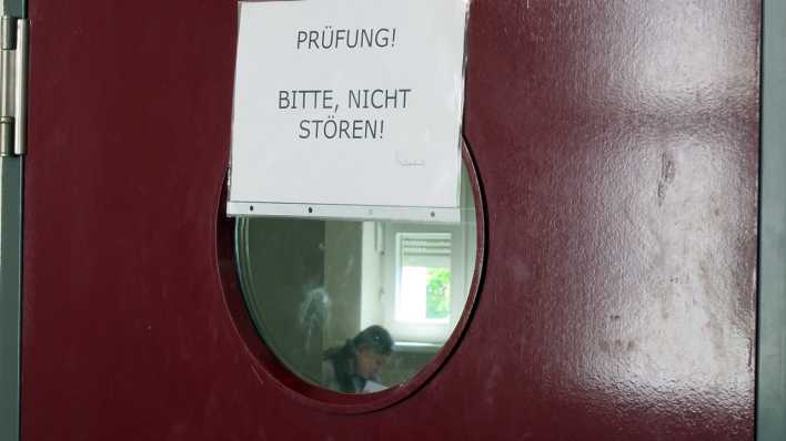 Die Matheprüfung läuft und am Prüfungsraum hängt ein Schild "Prüfung! Bitte nicht stören" (Bild: G. Heuser, rbb-Inforadio)