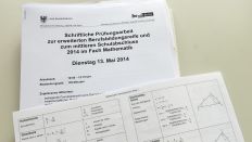 Die Prüfungsaufgaben der Matheprüfung und die Formelsammlung (Bild: G. Heuser, rbb-Inforadio) Die Prüfungsaufgaben der Matheprüfung und die Formelsammlung (Bild: G. Heuser, rbb-Inforadio)