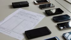 Alle Handys müssen vor Beginn der Prüfung abgegeben werden. (Bild: G. Heuser, rbb-Inforadio) Alle Handys müssen vor Beginn der Prüfung abgegeben werden. (Bild: G. Heuser, rbb-Inforadio)