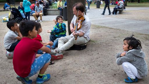 Ein Geiger macht Musik für Flüchtlingskinder (Bild: imago/Christian Mang)