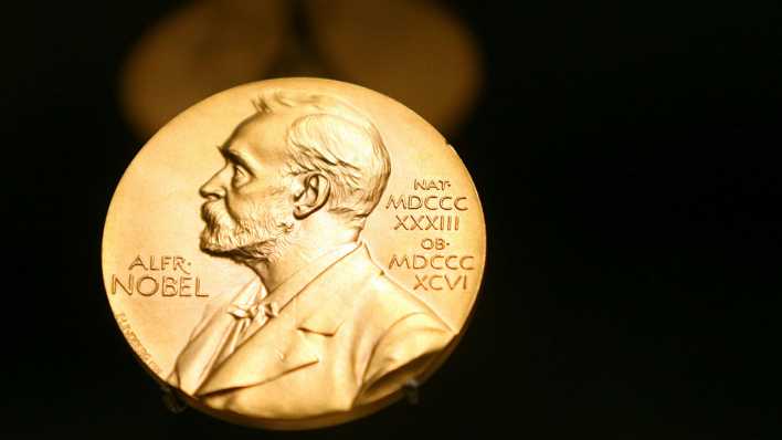 Eine Medaille mit dem Konterfei von Alfred Nobel (Bild: dpa) Eine Medaille mit dem Konterfei von Alfred Nobel (Bild: dpa)