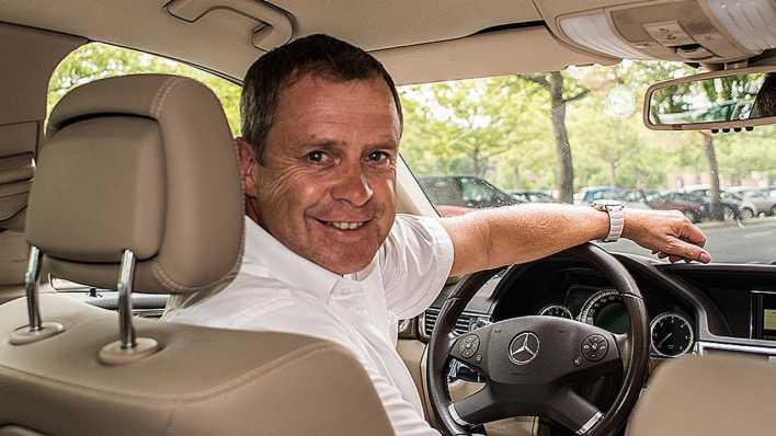 Inforadio-Hörer Michael Lehmann in seinem Taxi (Bild: rbb/Freiberg) Inforadio-Hörer Michael Lehmann in seinem Taxi (Bild: rbb/Freiberg)