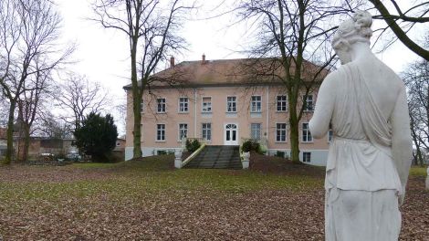Schloss mit Statue (Bild: Lenz/rbb)