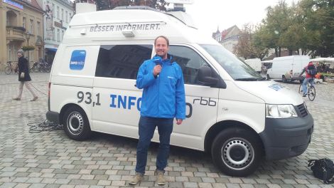 Reporter Axel Dorloff vor dem Übertragungswagen von Inforadio (Bild: Inforadio)