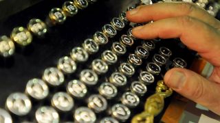 Campus Party Europe: Eine Hand schreibt auf einer Tastatur (Bild: dpa)