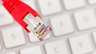 Das rote Kabel eines Netzwerkes von einem Computer (Bild: imago)