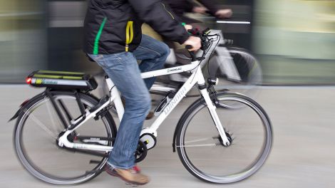 Menschen auf e-Bikes (Bild: dpa)