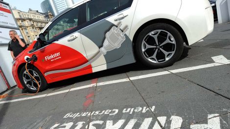 Carsharing-Unternehmen Flinkster fährt mit Elektroautos (Bild: dpa)