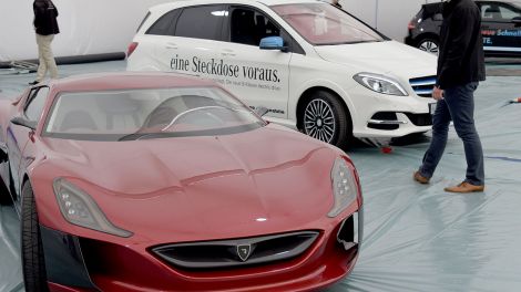 Ein Rimac Concept One Elektrosportwagen und ein Mercedes Elektroauto (Bild: dpa)