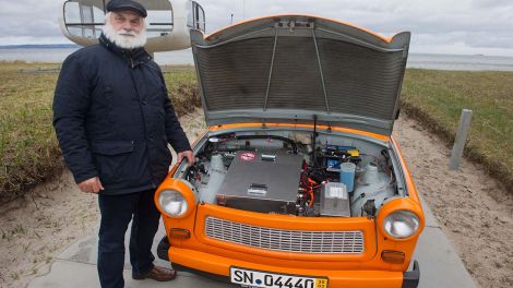 Elektro-Trabi auf der Insel Rügen (Bild: dpa)