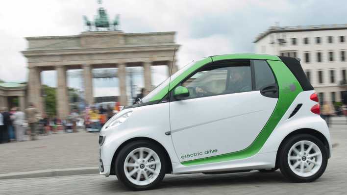 Elektroauto vor dem Brandenburger Tor (Bild: dpa)