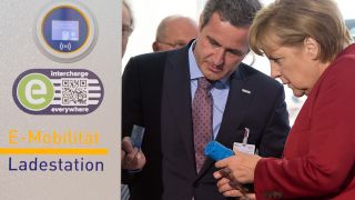 Bundeskanzlerin Merkel lässt sich eine Ladestation für E-Autos zeigen (Bild: dpa)