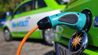 Elektroautos auf Basis des Fiat 500 werden an Stromtankstellen aufgeladen (Bild: dpa)