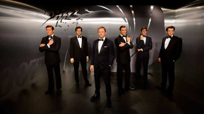 Die Wachsfiguren der James Bond-Darsteller (l-r) Sir Roger Moore, Timothy Dalton, Daniel Craig, Sir Sean Connery, George Lazenby und Pierce Brosnan stehen Madame Tussauds in London (Bild: dpa/Madame Tussauds London)