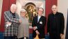 Der Ausstellungsarchitekt Lun Tuchnowski, die Direktorin der Sammlung Würth, Sylvia Weber, der Generaldirektor der Staatlichen Museen zu Berlin, Peter-Klaus Schuster, und der Direktor des Martin-Gropius-Bau, Gereon Sievernich (vlnr), posieren am 20.08.2015 im Martin-Gropius-Bau in Berlin während der Aufbauarbeiten zur Ausstellung "Von Hockney bis Holbein - Die Sammlung Würth in Berlin" vor der "Schutzmantelmadonna" von Hans Holbein . (Bild: dpa)