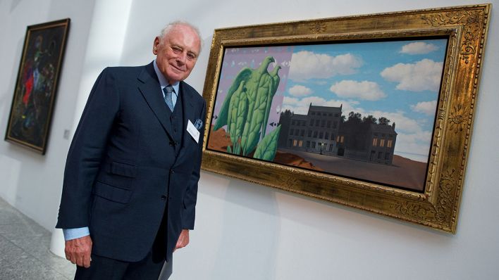 Der Unternehmer Reinhold Würth steht während seiner Feier zu seinem 75. Geburtstag in seinem Firmensitz in Künzelsau neben einem Bild des Malers Rene Magritte mit dem Titel "Das verzauberte Landgut", (Bild: dpa Archivfoto)