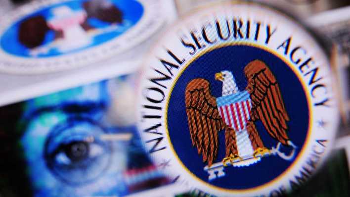 Das Logo des US-Geheimdienstes National Security Agency (NSA) (Bild: Nicolas Armer/dpa) Das Logo des US-Geheimdienstes National Security Agency (NSA) (Bild: Nicolas Armer/dpa)