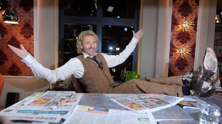 Thomas Gottschalk posiert 2012 in seiner Sendung "Gottschalk Live" (Bild: dpa)