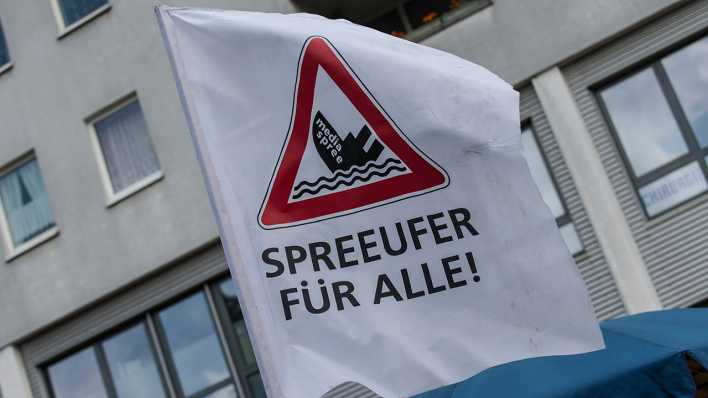 Eine Fahne mit dem Aufdruck "Spreeufer für alle!" weht in Berlin (Bild: DPA)