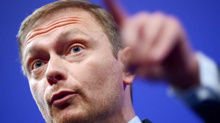 Christian Lindner, der Vorsitzende der FDP, am Rednerpult (Bild: DPA) Christian Lindner, der Vorsitzende der FDP, am Rednerpult (Bild: DPA)