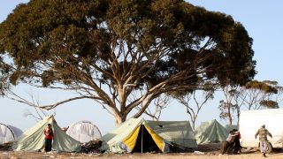 Flüchtlinge an libysch-tunesischer Grenze (Foto: dpa)