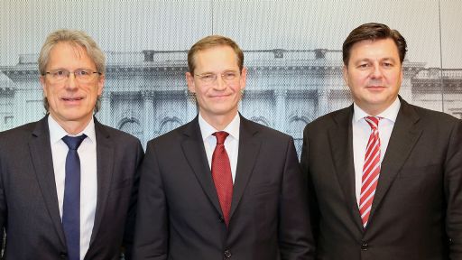 Berlins designierter Regierungschef Michael Müller (M, SPD) stellt am 21.11.2014 in Berlin die beiden neuen Senatoren für Finanzen, Matthias Kollatz-Ahnen (l), bzw. Stadtentwicklung, Andreas Geisel (beide SPD), vor.