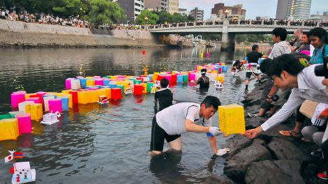 Menschen lassen Papierlaternen zum Gedenken an die Opfer des Atombombenabwurfs auf Hiroshima schwimmen. (Bild: imago/Future)